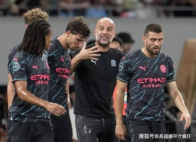 强仔惊讶不已的问道：钟叔……您……您怎么能回港岛呢？那个姓刘的会要您命的啊……陈肇钟微微一笑：我当年非法滞留美国，算是非法移民，警察既然已经找上我了，那估计距离我被遣返也剩不下太长时间了，就算我不想走，也由不得我。
